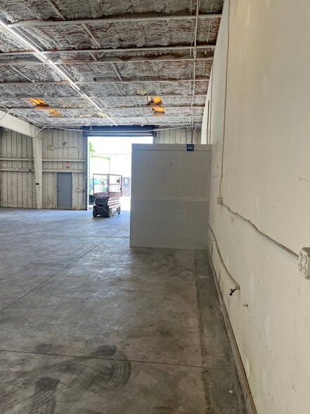 More Photos Of 3906 Arnold Ave, Naples Warehouse For Lease