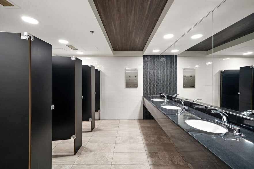 More Photos Of 8000 Boul Décarie, Montréal Medical For Lease