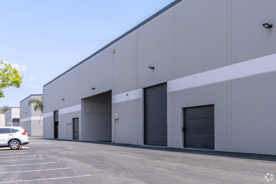More Photos Of 2050 S Lynx Ave, Ontario Warehouse For Lease