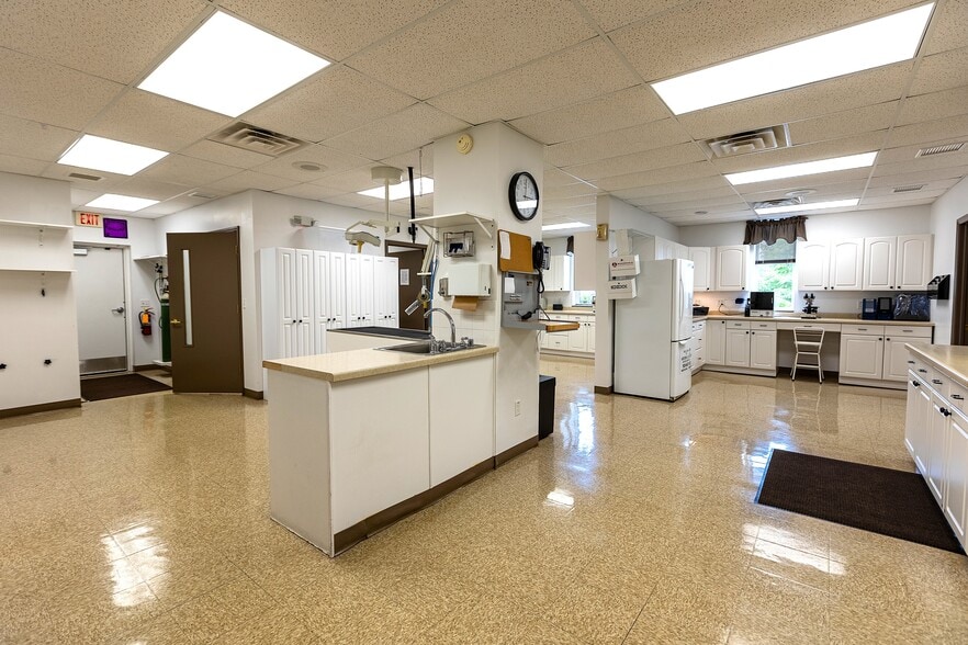 More Photos Of 14605 Velp Ave, Suamico Veterinarian Kennel For Sale
