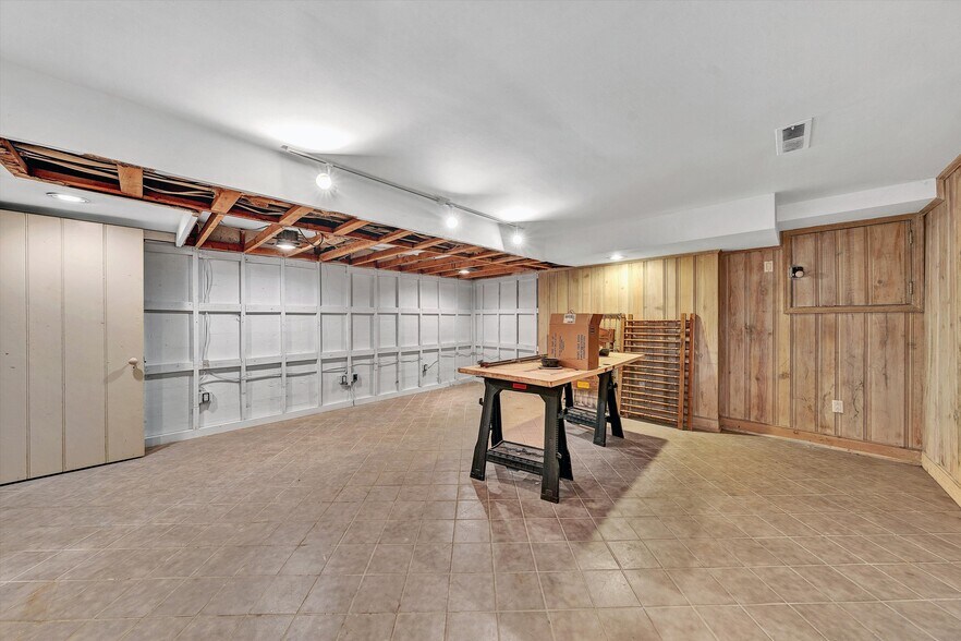 More Photos Of 934 Commander Dr, Roanoke Specialty For Sale