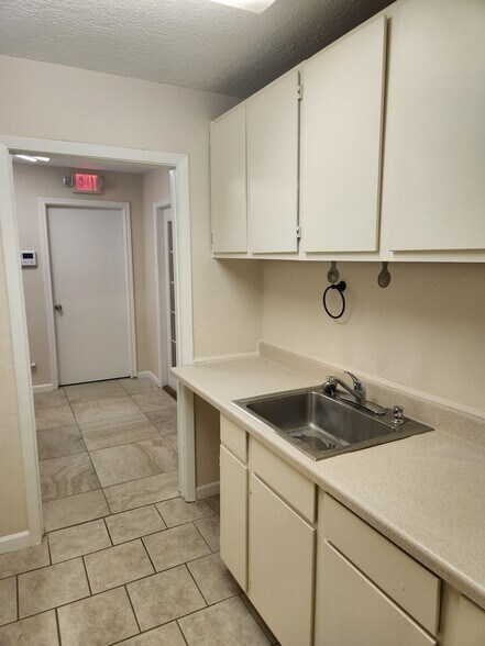 More Photos Of 17610 Hufsmith Kohrville Rd, Tomball Industrial For Lease