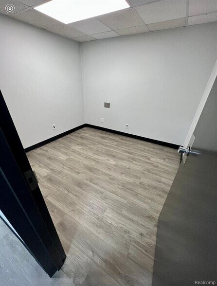 More Photos Of 1600 Kingsway Ct, Trenton Medical For Sale