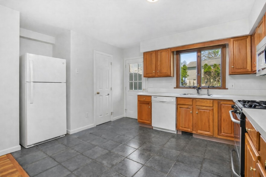 More Photos Of 21 Division St, Greenwich Multifamily For Sale