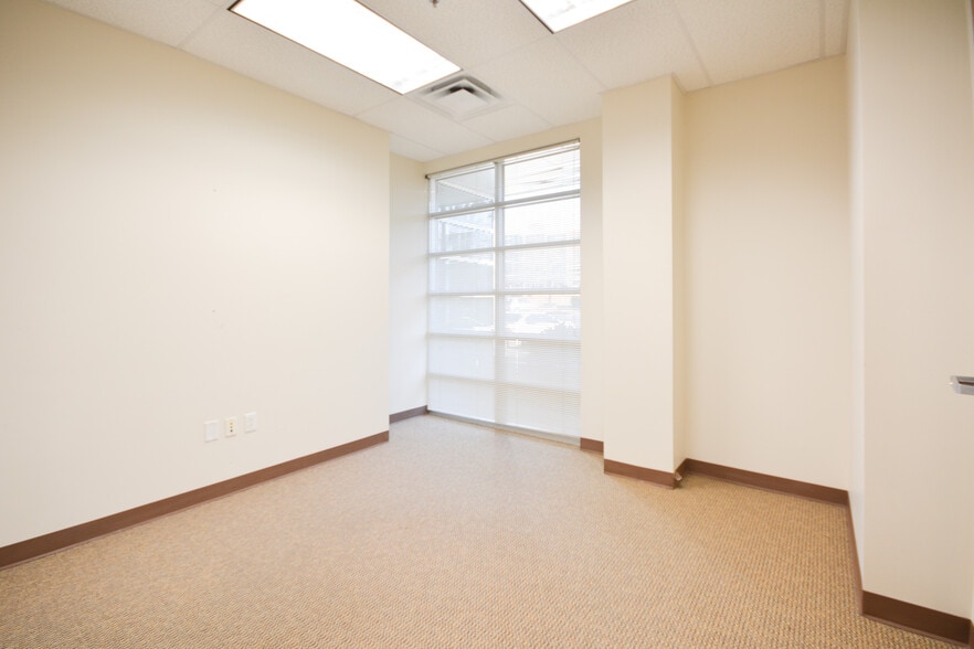 More Photos Of 17300 Chenal Pky, Little Rock Office For Lease