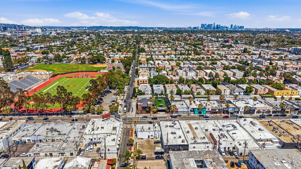 More Photos Of 465 N Fairfax Ave, Los Angeles Fast Food For Lease