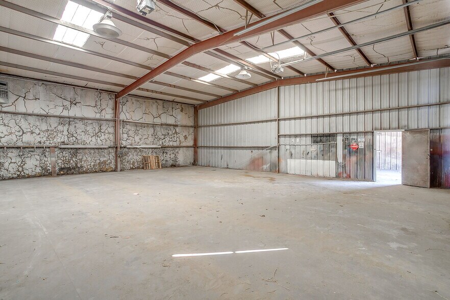 More Photos Of 3550 N Main St, Cleburne Industrial For Sale