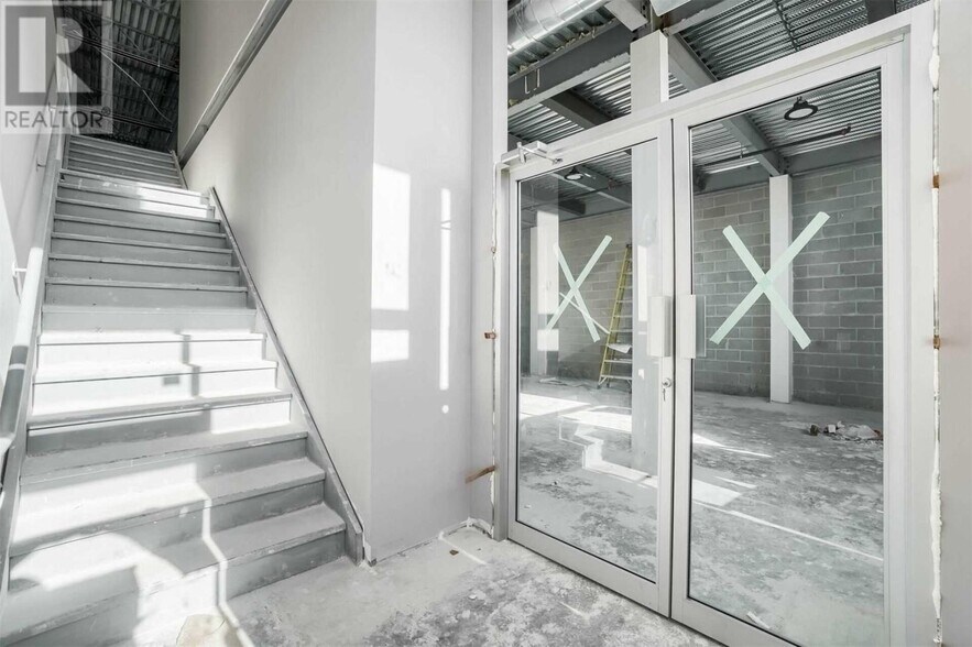 More Photos Of 10 Lightbeam Ter, Brampton Warehouse For Lease