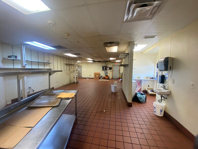 More Photos Of 3504 Highway 365, Nederland General Retail For Lease