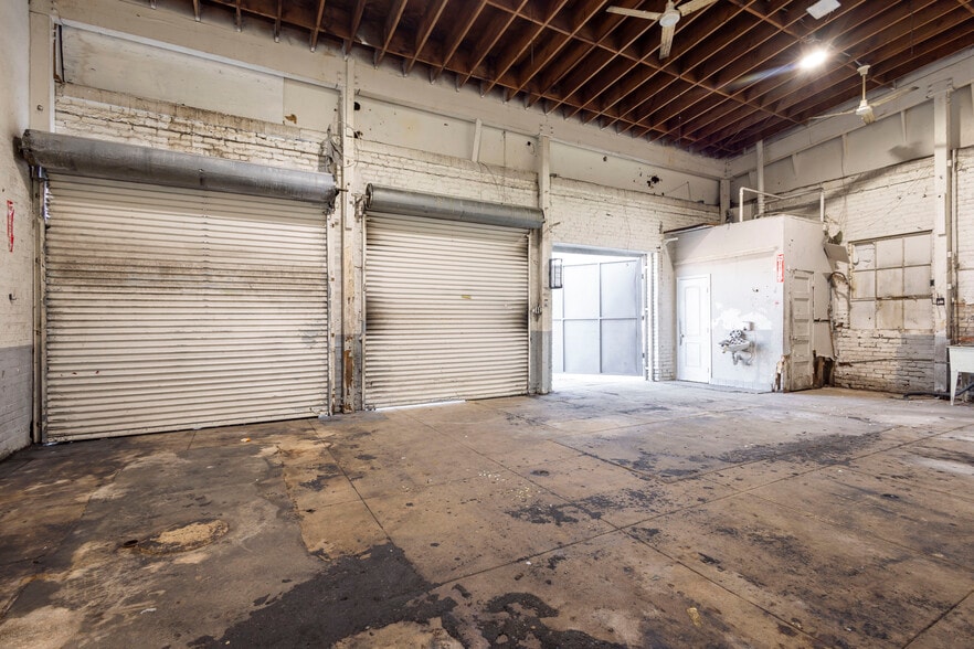 More Photos Of 110 E 62nd St, Los Angeles Auto Repair For Lease