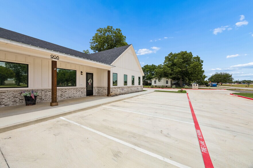More Photos Of 908 Cresthaven Dr, Euless Showroom For Lease