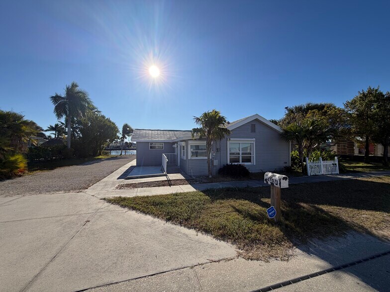 Primary Photo Of 4707 Pine Island Rd NW, Matlacha Office For Sale