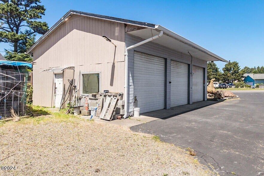 More Photos Of 20 Willow St, Depoe Bay Industrial For Sale