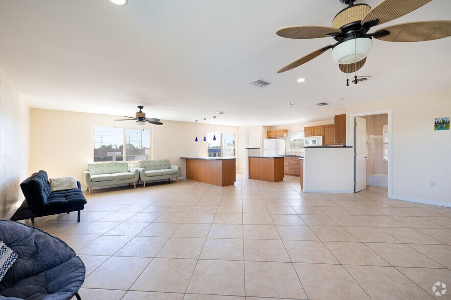 More Photos Of 236 Grove St S, Venice Freestanding For Sale