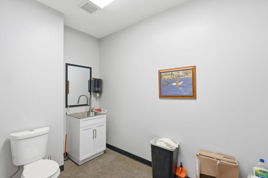 More Photos Of 8201 NE Hickory St, Minneapolis Truck Terminal For Sale