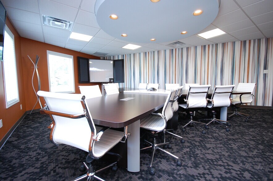 More Photos Of 5251 S East St, Indianapolis Office For Lease