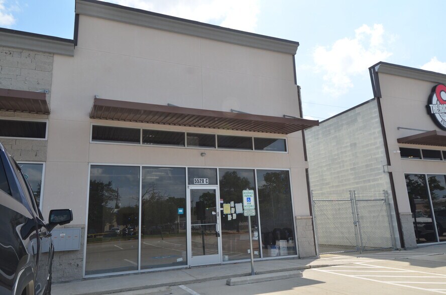 More Photos Of 5520 Gessner Rd, Houston Storefront For Lease