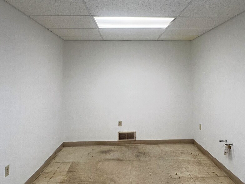 More Photos Of 4300 W Ridge Rd, Erie Manufacturing For Lease