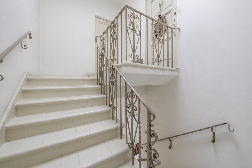 More Photos Of 6017 Whitworth Dr, Los Angeles Apartments For Sale