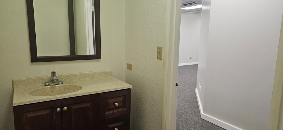 More Photos Of 94-479 Ukee St, Waipahu Flex For Lease