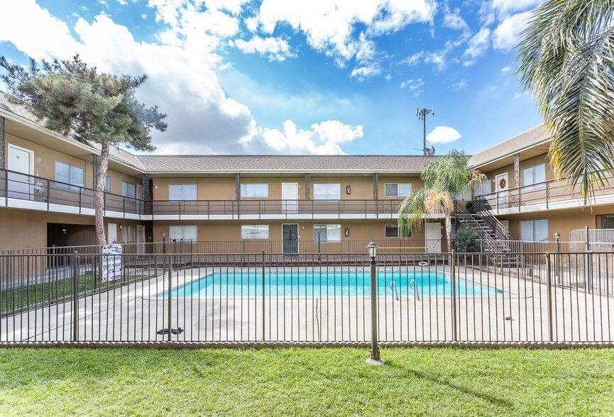 More Photos Of 3143 S H St, Bakersfield Apartments For Sale