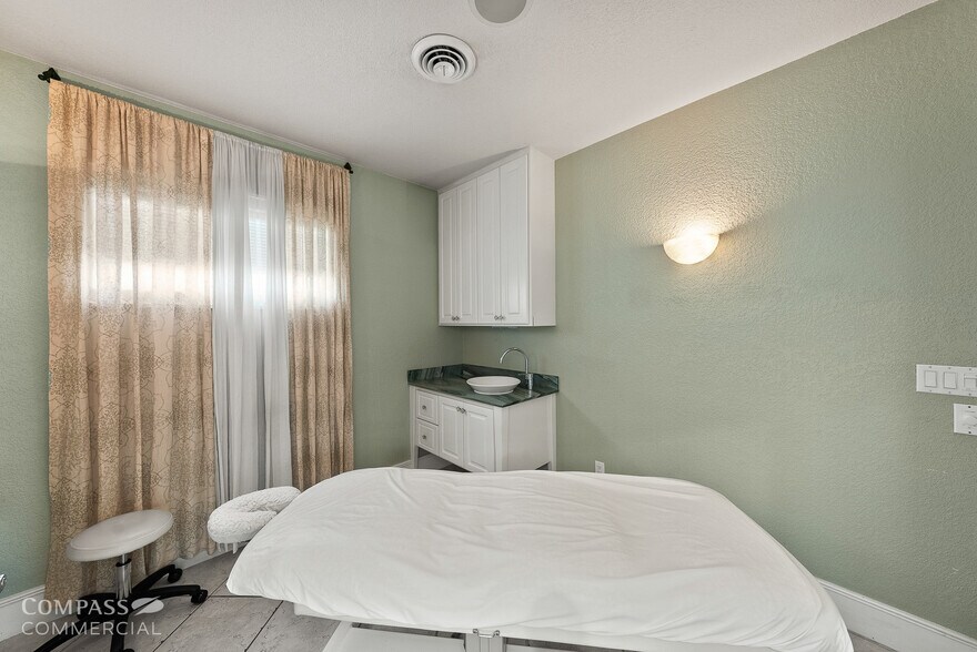 More Photos Of 125 NW Wall St, Bend Health Club For Lease