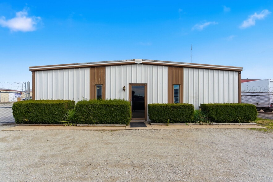 More Photos Of 4611 Pinewood Rd, Louisville Warehouse For Sale