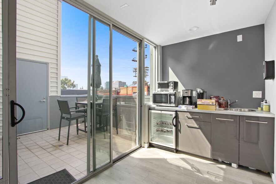 More Photos Of 2332 Cotner Ave, Los Angeles Loft Creative Space For Lease