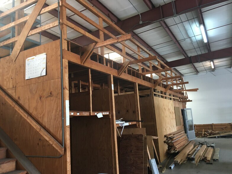More Photos Of 237 Interstate Blvd, Sarasota Warehouse For Lease