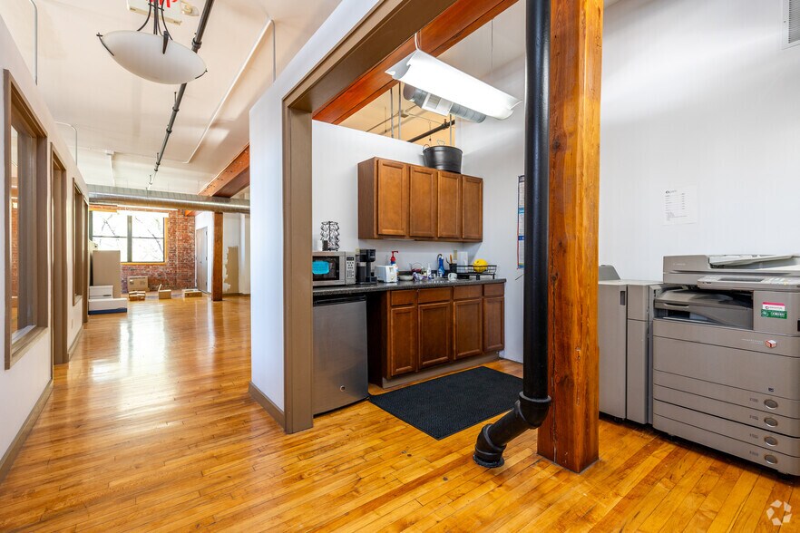More Photos Of 400 Admiral Blvd, Kansas City Office For Lease