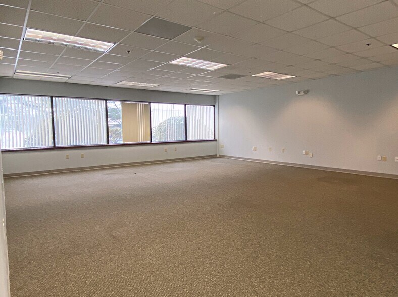 More Photos Of 7 McKay Ave, Winchester Flex For Lease