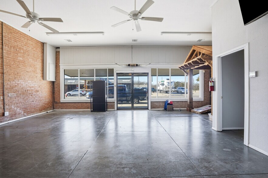 More Photos Of 401 S Main St, Cleburne Office For Sale