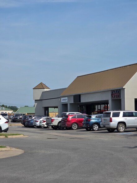 More Photos Of 1300-1336 S York St, Muskogee Storefront For Lease