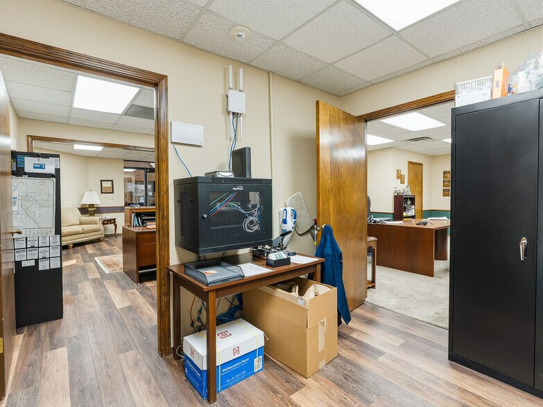 More Photos Of 931 Arlington St, Ada Office For Sale
