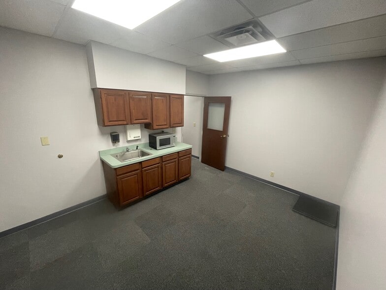 More Photos Of 101 Commerce Dr, Danville Light Manufacturing For Lease