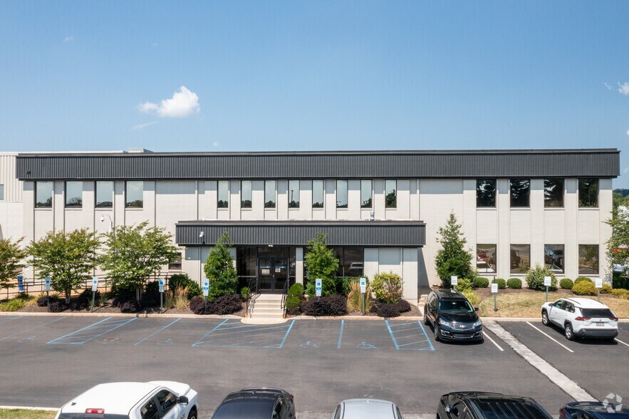 More Photos Of 125 Green Tree Rd, Oaks Distribution For Lease