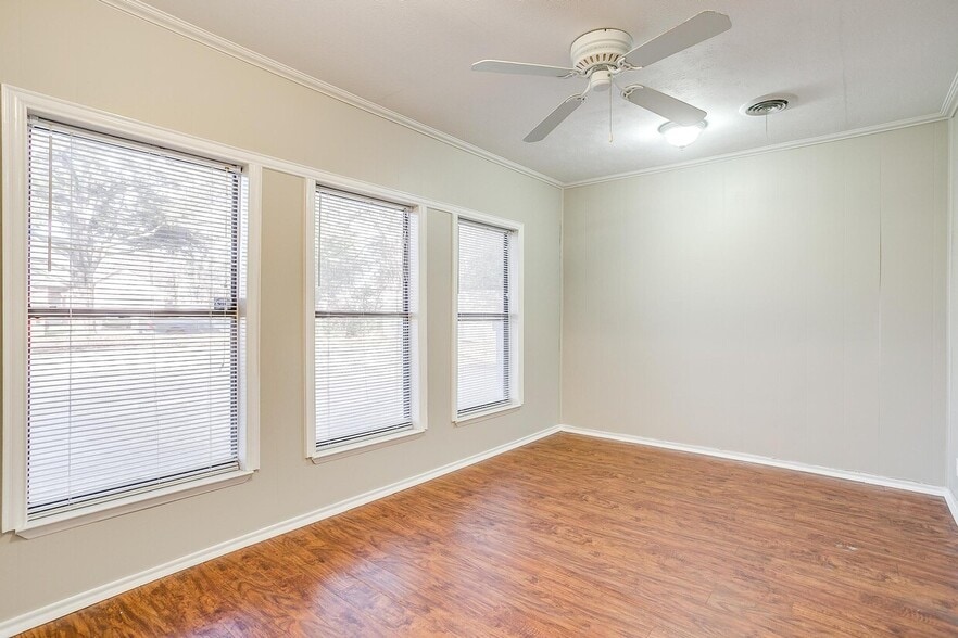 More Photos Of 2418 Cales Dr, Arlington Office Residential For Sale