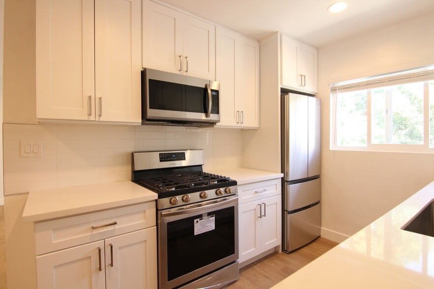 More Photos Of 561 N Sweetzer Ave, Los Angeles Apartments For Sale