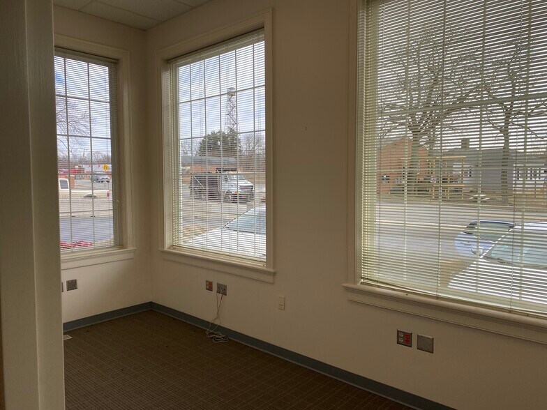More Photos Of 1496 Anderson Hwy, Cumberland Bank For Lease