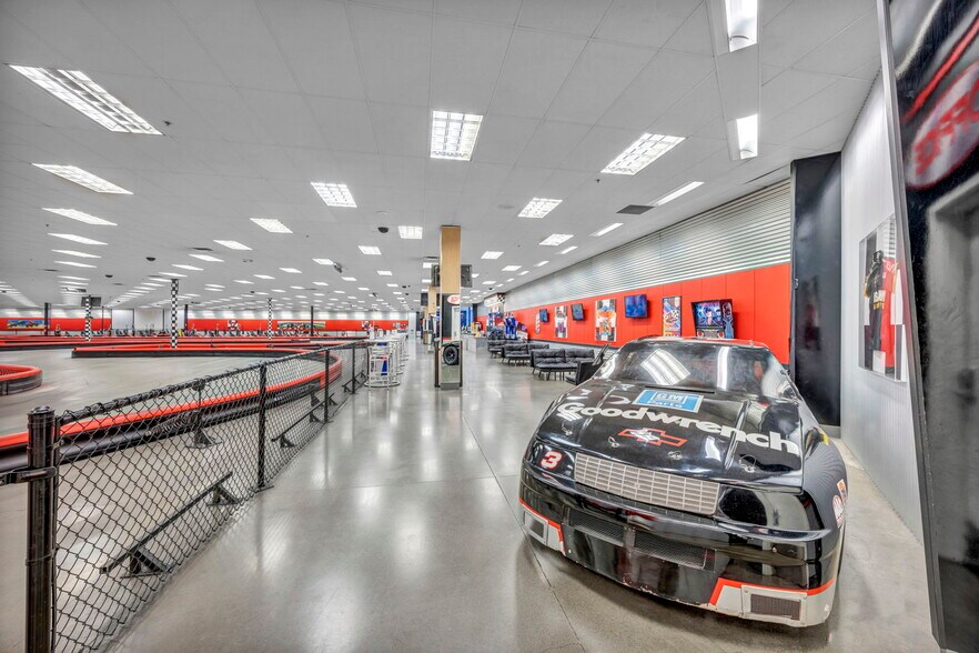 More Photos Of 6895 Sierra Center Pky, Reno Department Store For Lease
