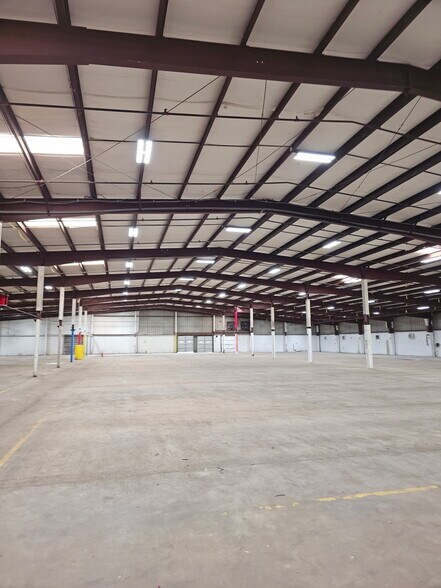 More Photos Of 801 N James Campbell Blvd, Columbia Distribution For Lease
