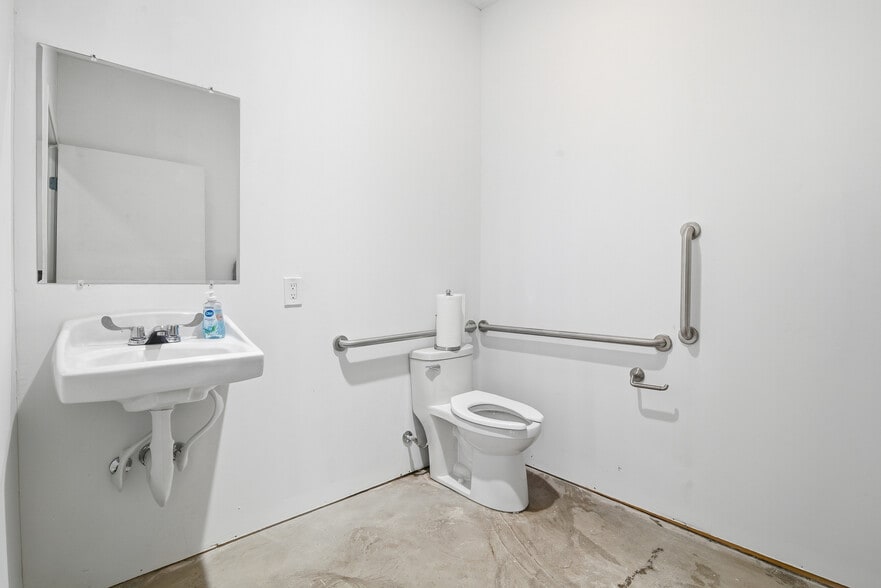 More Photos Of 1211 E Admiral Blvd, Tulsa Warehouse For Sale