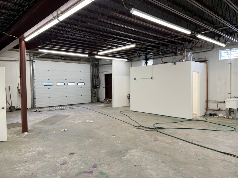 More Photos Of 194-196 Newton St, Waltham Warehouse For Lease