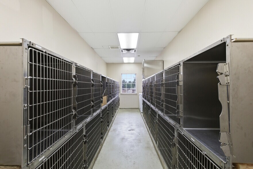 More Photos Of 1695 S State Highway 121, Lewisville Veterinarian Kennel For Lease