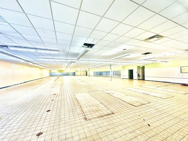 More Photos Of 5910 N 2nd St, Loves Park Freestanding For Lease