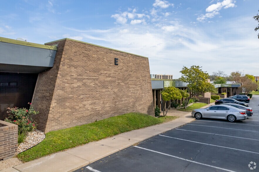 More Photos Of 111 W Anderson Ln, Austin Office For Lease