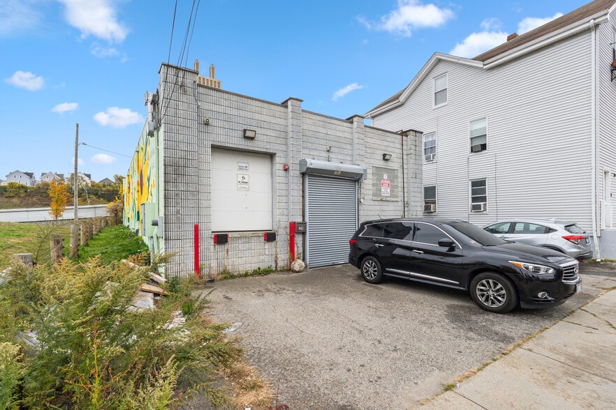 More Photos Of 39 De Soto St, Providence Manufacturing For Sale