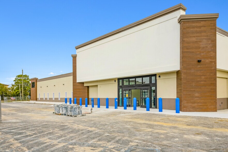 More Photos Of 546 Mary Esther Cut Off NW, Fort Walton Beach General Retail For Lease
