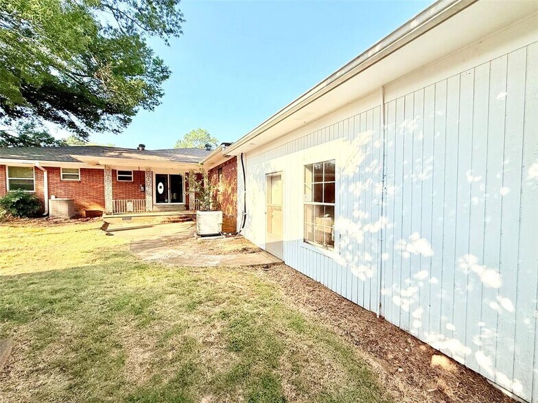 More Photos Of 2802 W Main St, Russellville Office For Sale