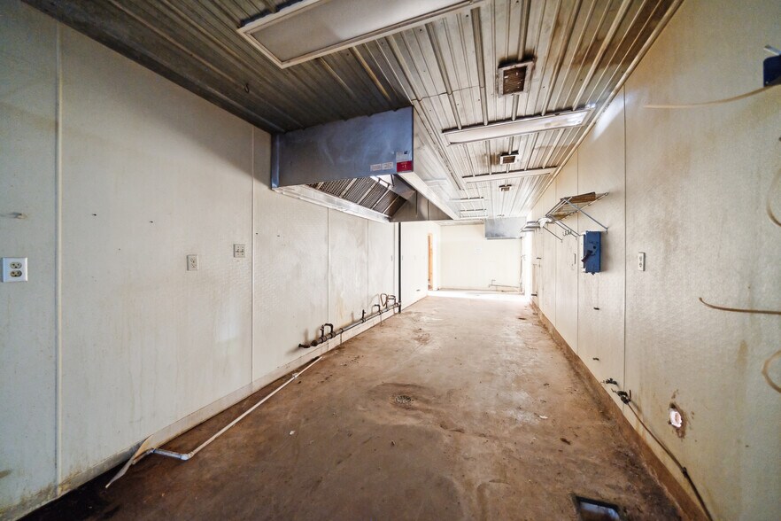 More Photos Of 410 S Interstate 35, Pearsall Storefront Retail Office For Lease